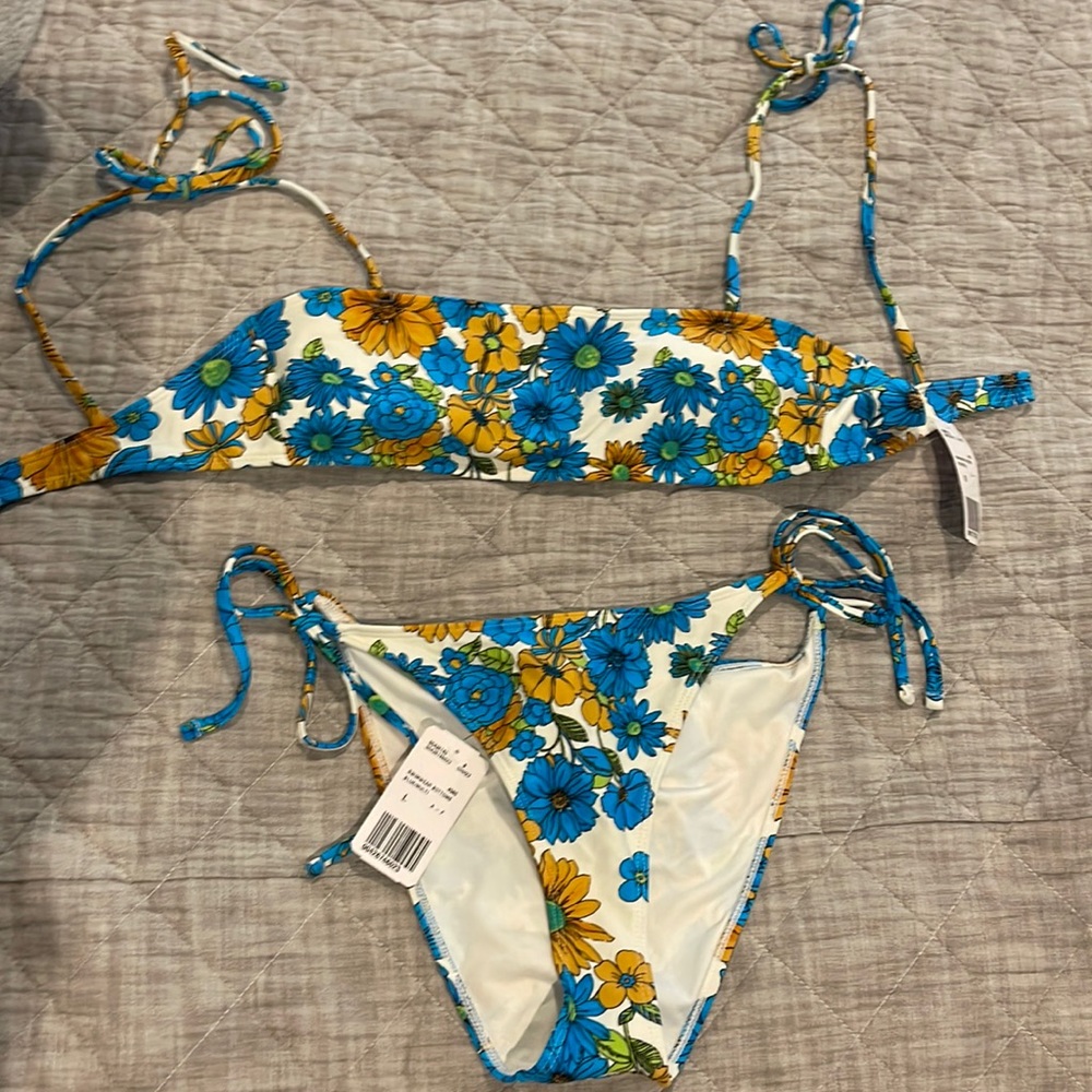 Floral bikini. NWT. Forever 21. Top Medium, bottoms Large.